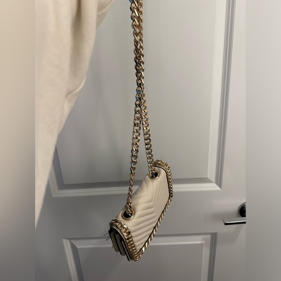 Nice handbag! Goes with anything! - Picture 3 of 3